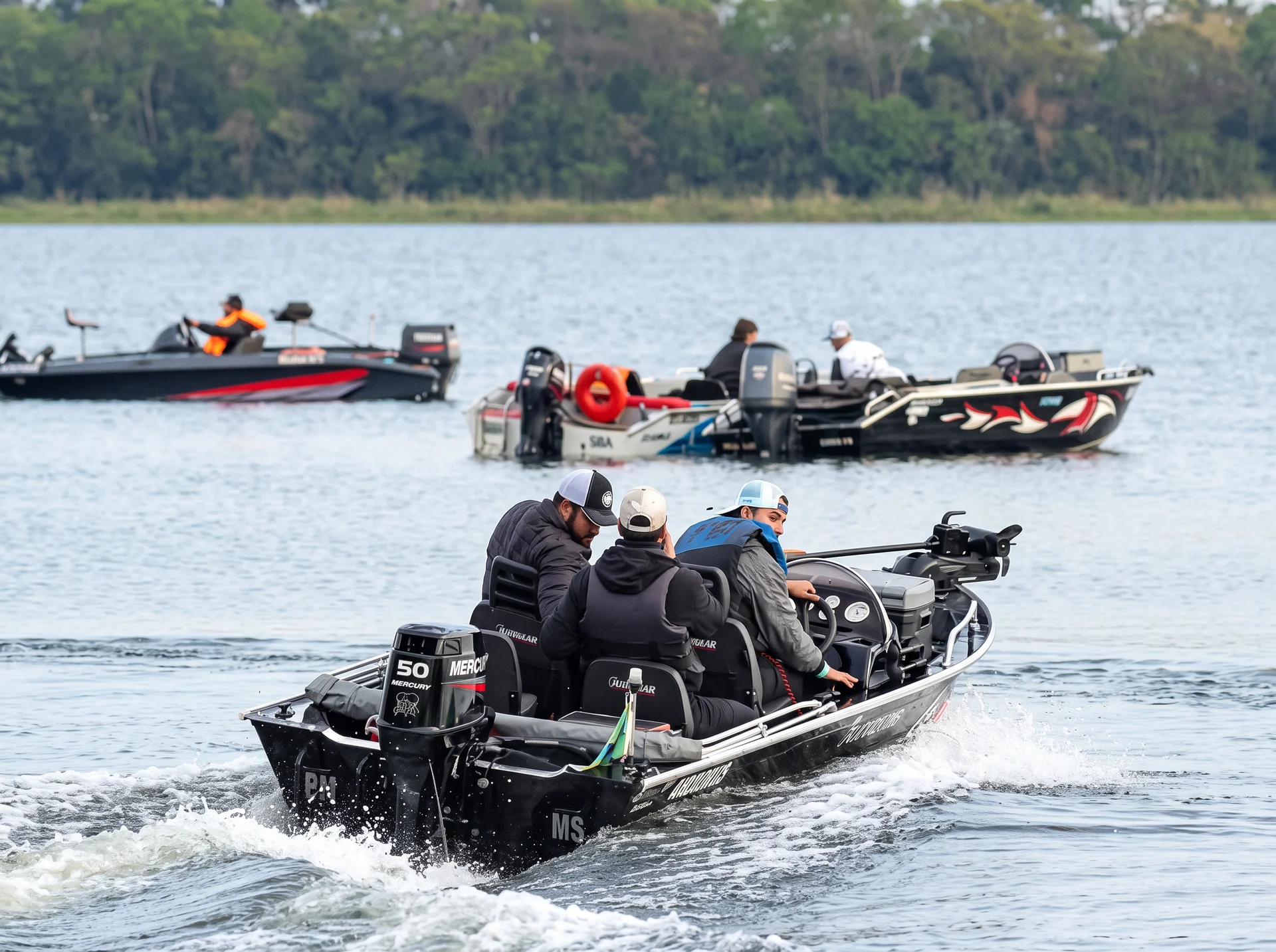 Barcos de pesca com pescadores navegando no rio